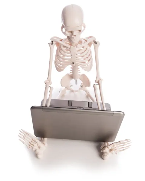 Csontváz működő-ra laptop — Stock Fotó