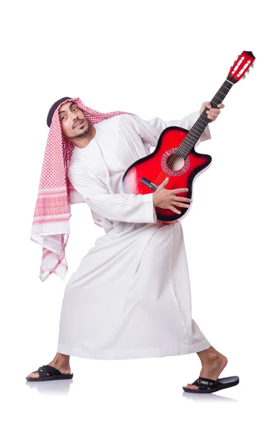 Homem árabe tocando guitarra isolada no branco — Fotografia de Stock