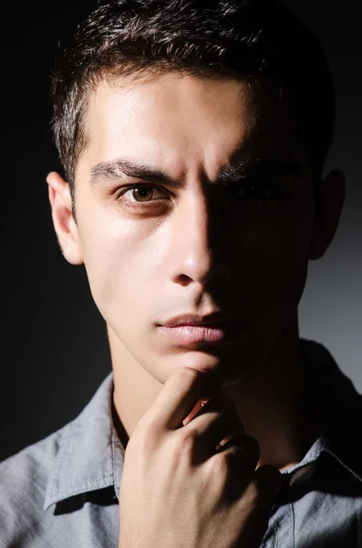 Retrato do homem no estúdio escuro — Fotografia de Stock