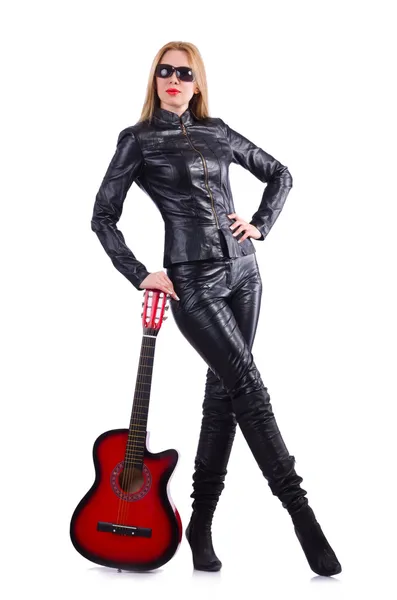 Kvinna gitarrist i läder kostym — Stockfoto