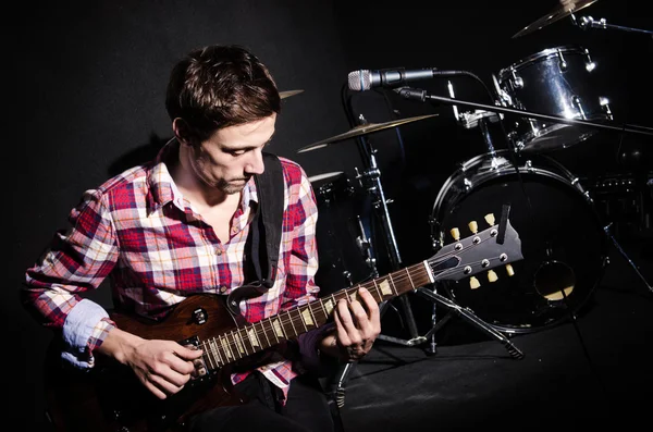 Człowiek gra gitara podczas koncertu — Zdjęcie stockowe