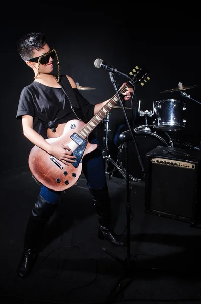 Mulher guitarrista durante concerto — Fotografia de Stock