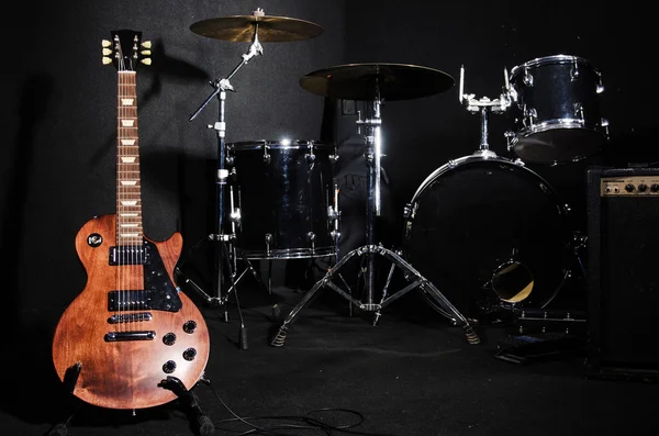 Conjunto de instrumentos musicais durante o concerto — Fotografia de Stock