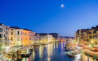 Venice, İtalya - 30 Haziran: rialto Bridge görünümü üzerinde 30 Haziran 201