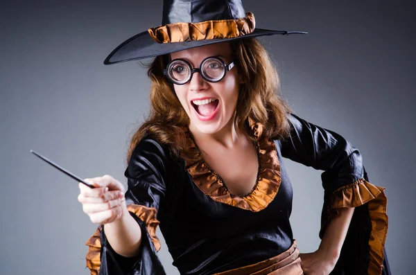 Witch in enge halloween-concept — Stockfoto