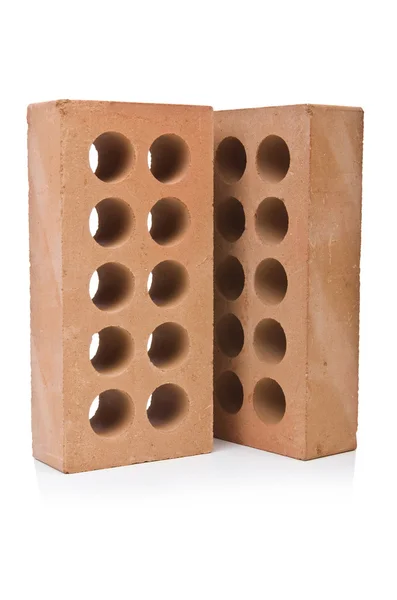 Pilha de tijolos de argila isolados em branco — Fotografia de Stock