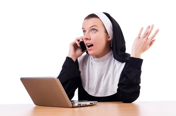Nun arbetar på laptop - religiöst begrepp — Stockfoto