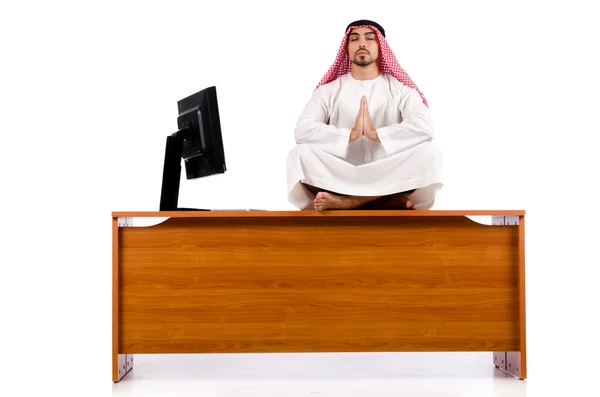 Araber sitzt an seinem Schreibtisch — Stockfoto