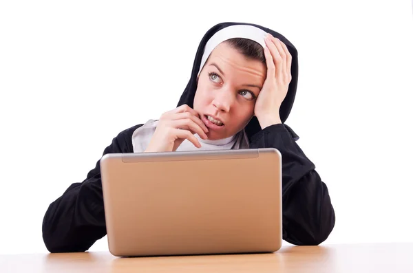 Nun arbetar på laptop - religiöst begrepp — Stockfoto