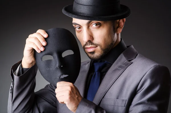 Uomo con maschera al buio — Foto Stock