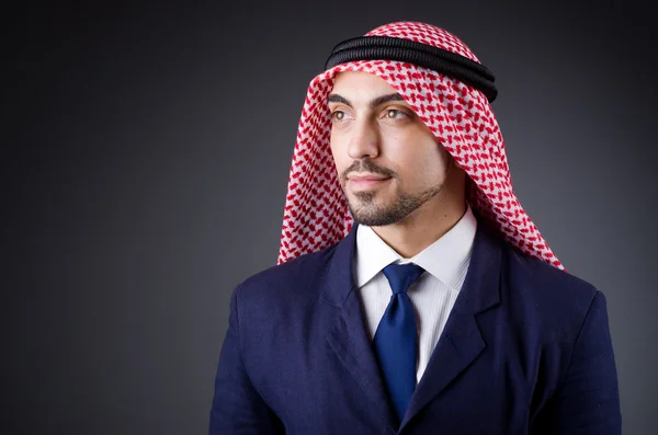 Empresário árabe em estúdio escuro — Fotografia de Stock