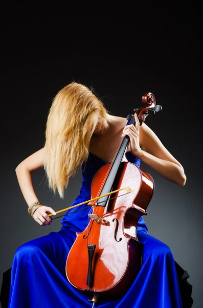 Belle femme avec violoncelle en studio — Photo
