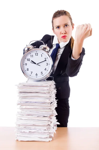 Femme d'affaires avec horloge et papiers — Photo