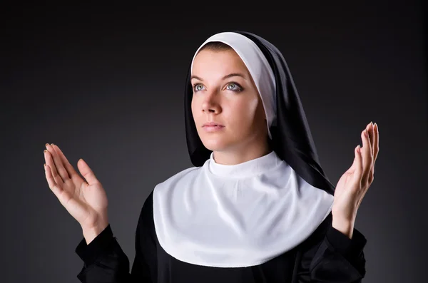 Jovem freira no conceito religioso — Fotografia de Stock