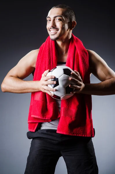 Футболист с мячом и полотенцем — стоковое фото