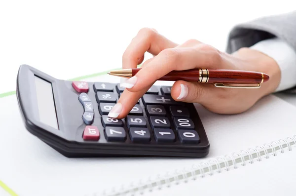 Mani al lavoro sulla calcolatrice — Foto Stock