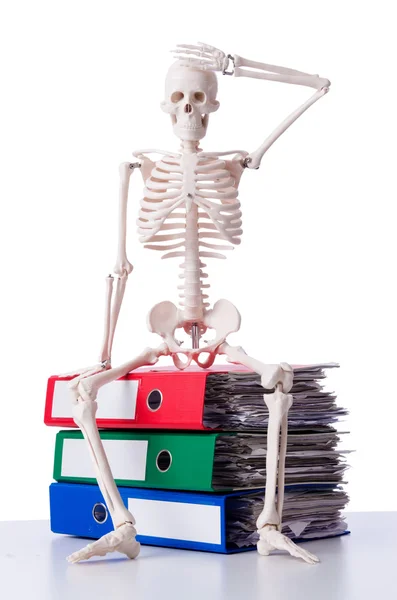 Скелет з купою файлів на білому — стокове фото