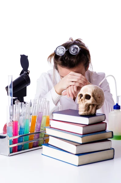 Gek vrouw scheikundige in lab — Stockfoto