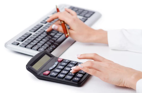 Mãos a trabalhar na calculadora — Fotografia de Stock