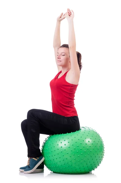 Mujer joven con pelota haciendo ejercicio sobre blanco — Foto de Stock