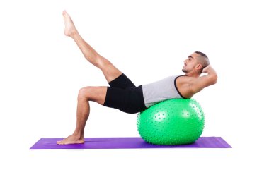 İsviçre toplu bir adam beyazlar üzerinde egzersiz yapıyor.