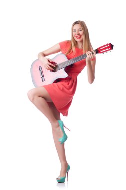 Beyaz tenli gitar çalan kadın
