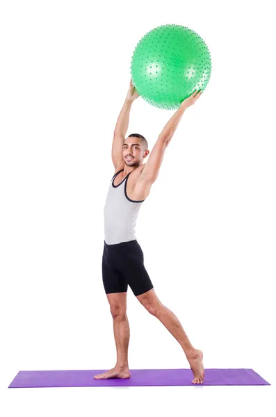 Hombre con pelota suiza haciendo ejercicios en blanco — Foto de Stock