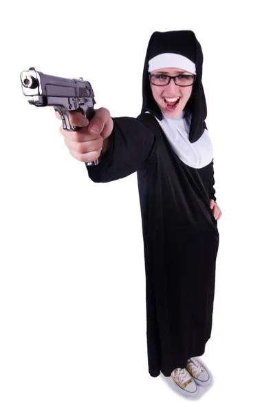 Nun med pistol isolerad på den vita — Stockfoto