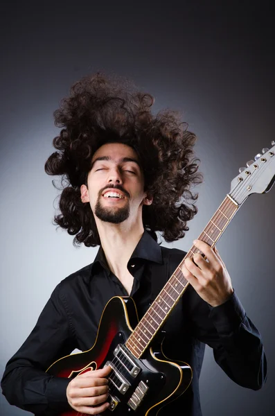 Homem tocando guitarra durante o concerto — Fotografia de Stock