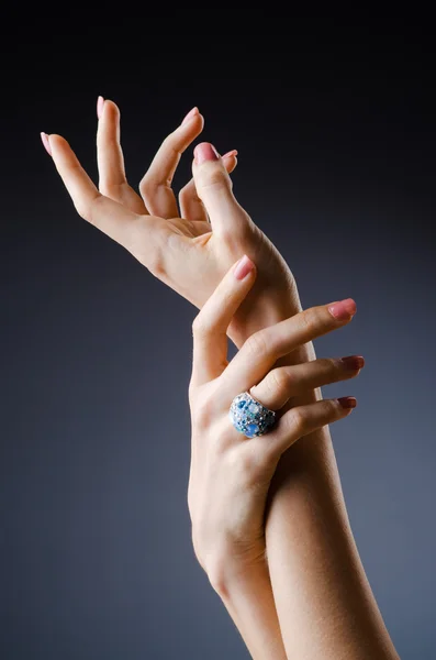 Verlobungsring an der Hand — Stockfoto