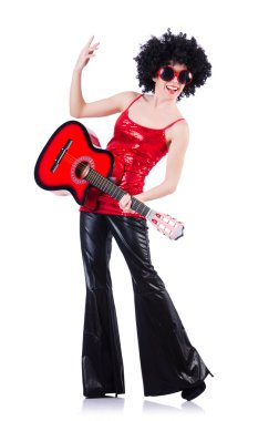 Afro kesimli ve gitarlı genç şarkıcı