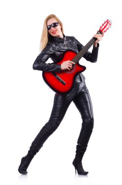 deri kostümlü kadın gitarist