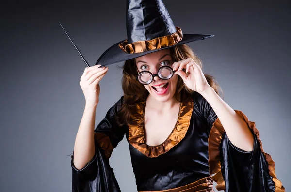 Strega in concetto spaventoso di Halloween — Foto Stock