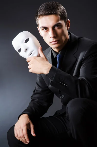 Człowiek z maską w ciemności — Zdjęcie stockowe
