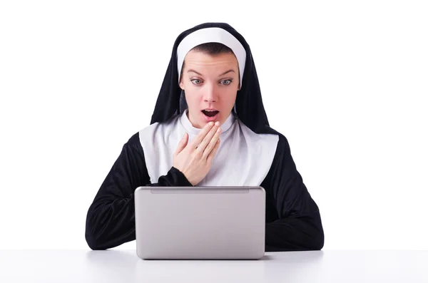 Jeptiška pracující na notebooku - náboženský koncept — Stock fotografie