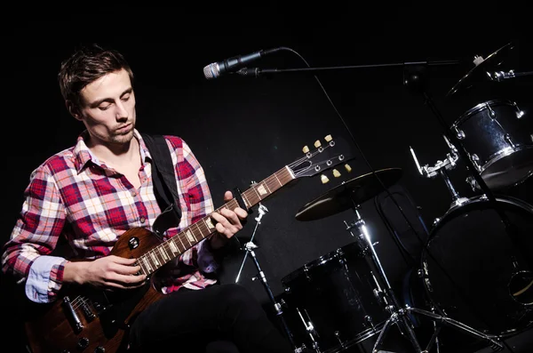 Man playing guitar during concert — Stock Photo, Image