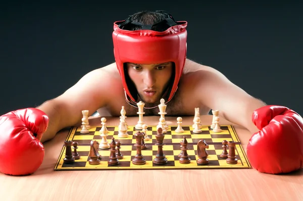 Boxeador luchando con el ajedrez juego — Foto de Stock