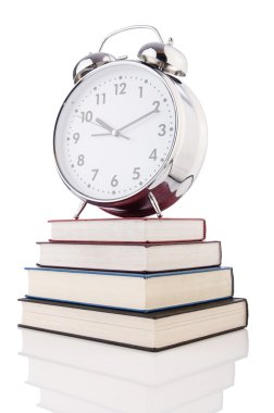 çalar saat ve üzerinde beyaz izole kitap