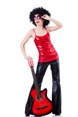 Afro kesimli ve gitarlı genç şarkıcı