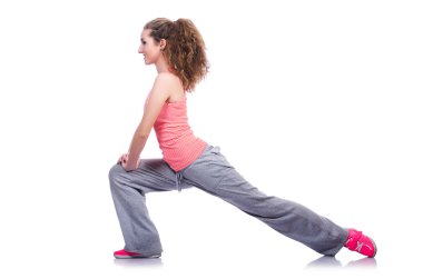 Beyaz üzerinde egzersiz yapan genç bir kadın.