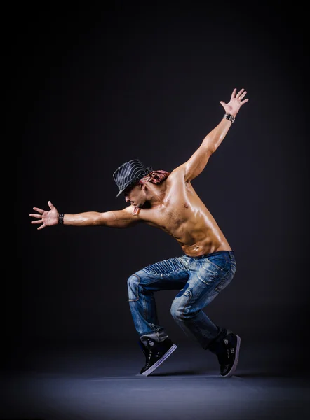 Tänzer tanzen im dunklen Studio — Stockfoto