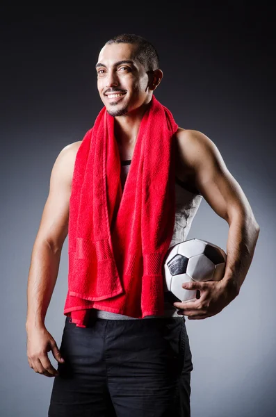 Jugador de fútbol con pelota y toalla — Foto de Stock