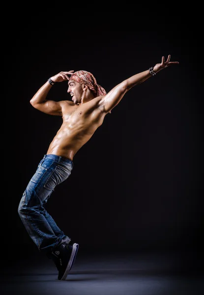 Dansare som dansar i mörka studion — Stockfoto