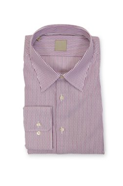 Beyaz gömlekli hoş bir erkek.