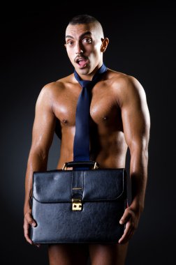 yarı çıplak işadamı kırmızı pantolon