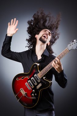 adam oyun gitar konseri sırasında