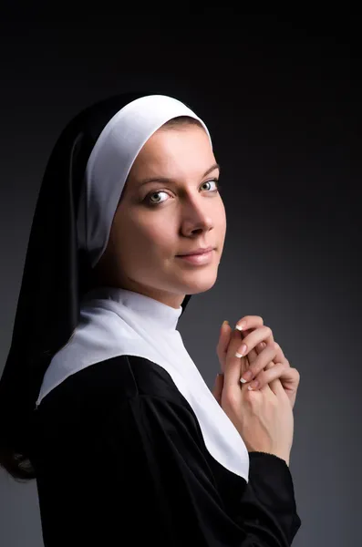 Jovem freira no conceito religioso — Fotografia de Stock