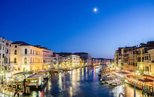 Venedig, Italien - 30 juni: utsikten från rialto-bron på den 30 juni, 201 — Stockfoto