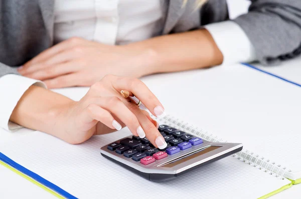 Manos trabajando en la calculadora — Foto de Stock