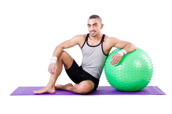 Hombre con pelota suiza haciendo ejercicios en blanco — Foto de Stock